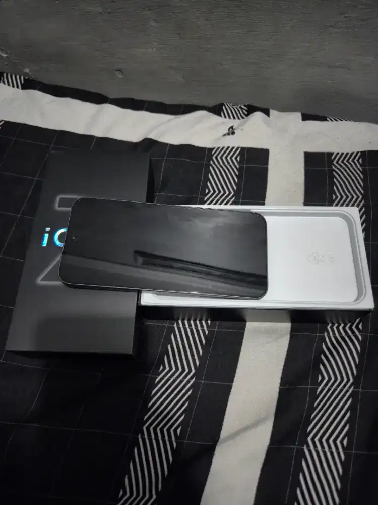 Iqoo z11 8/256 like new