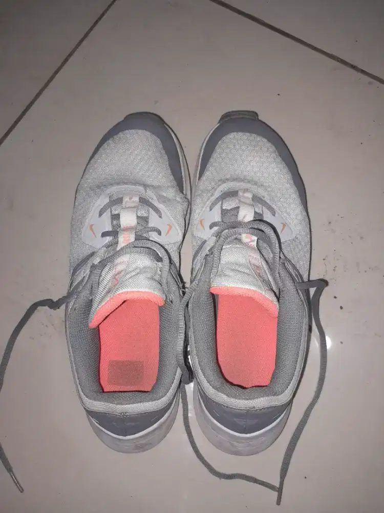 sepatu renang Nike