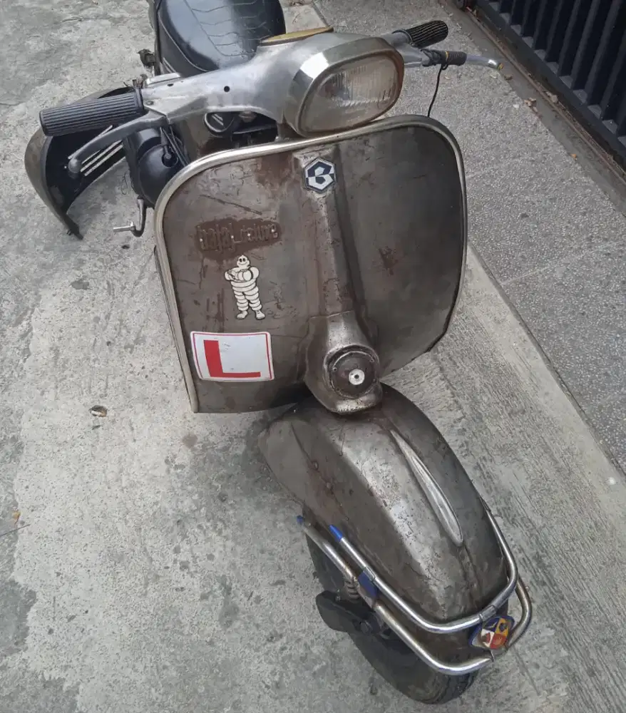 Bajaj deluxe 76