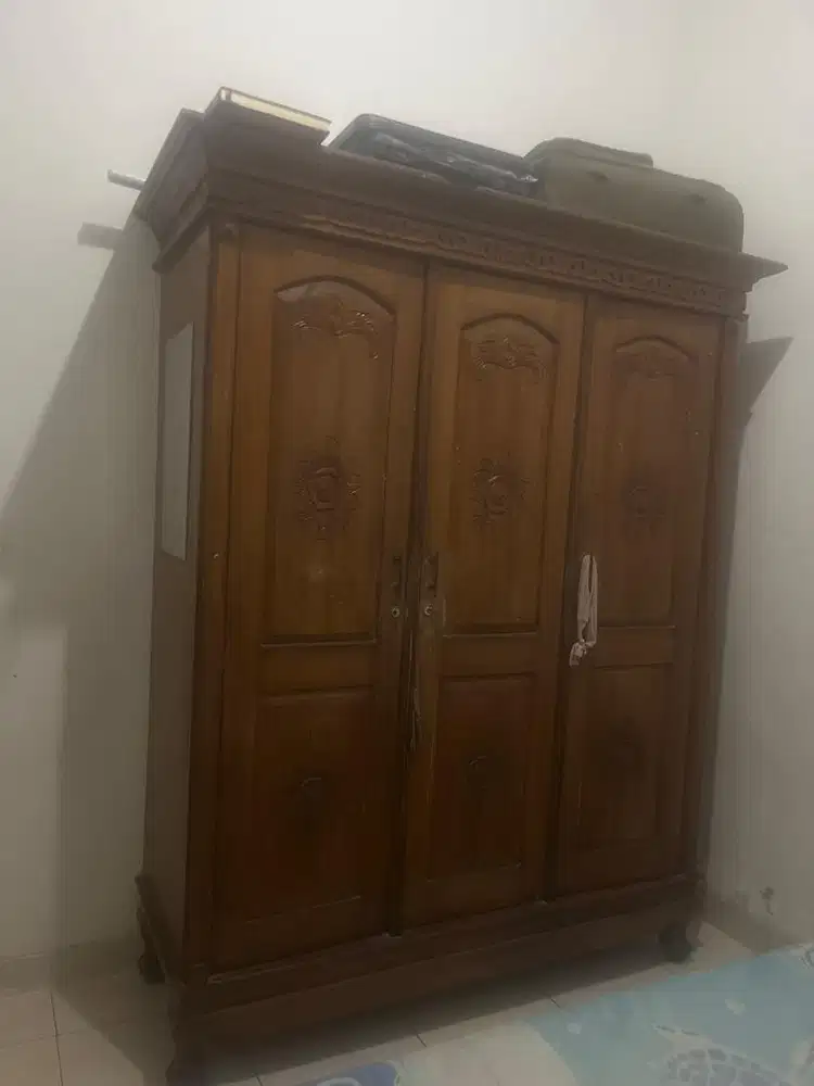 Lemari jati tua