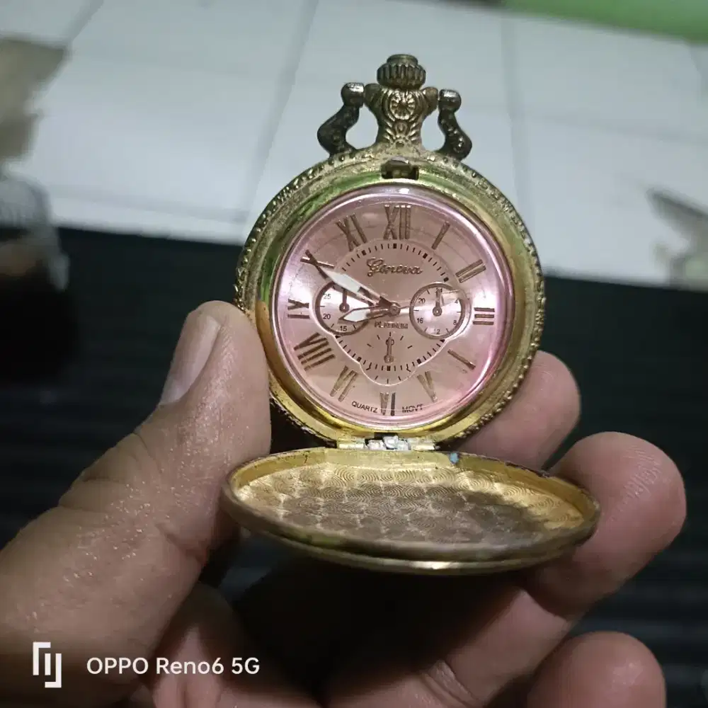Jam antik hidup normal  merk geneva platinum