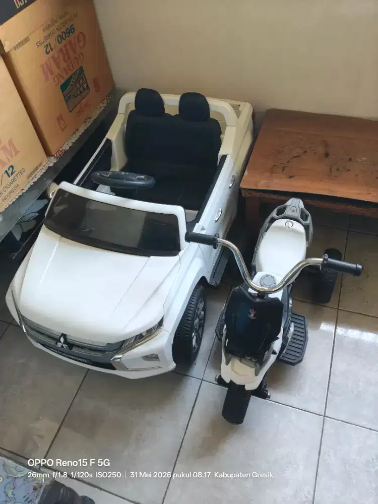 Mobil mainan dan motor mainan