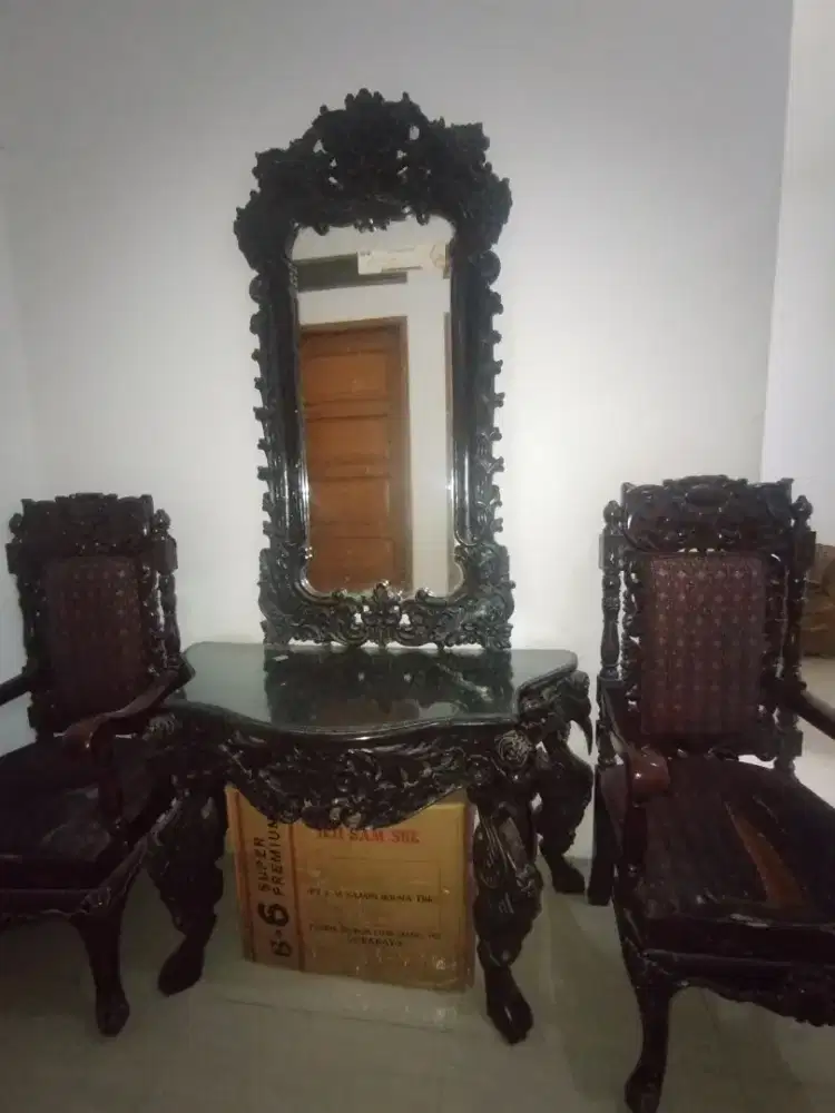 Meja dan cermin foyer antik