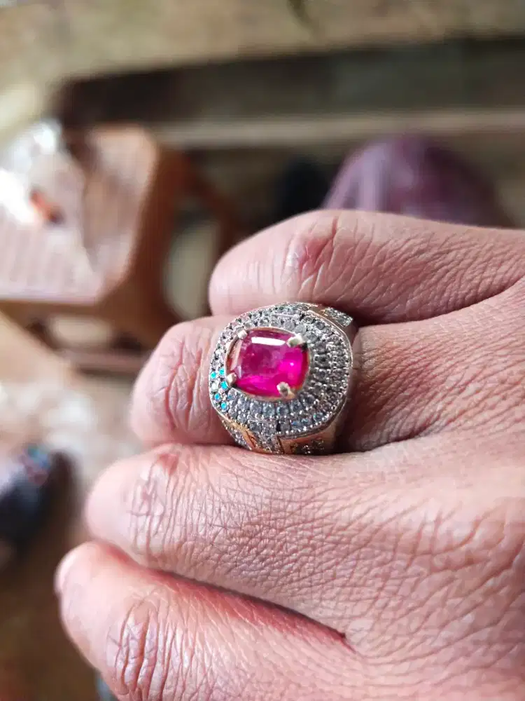 Cincin merah ruby