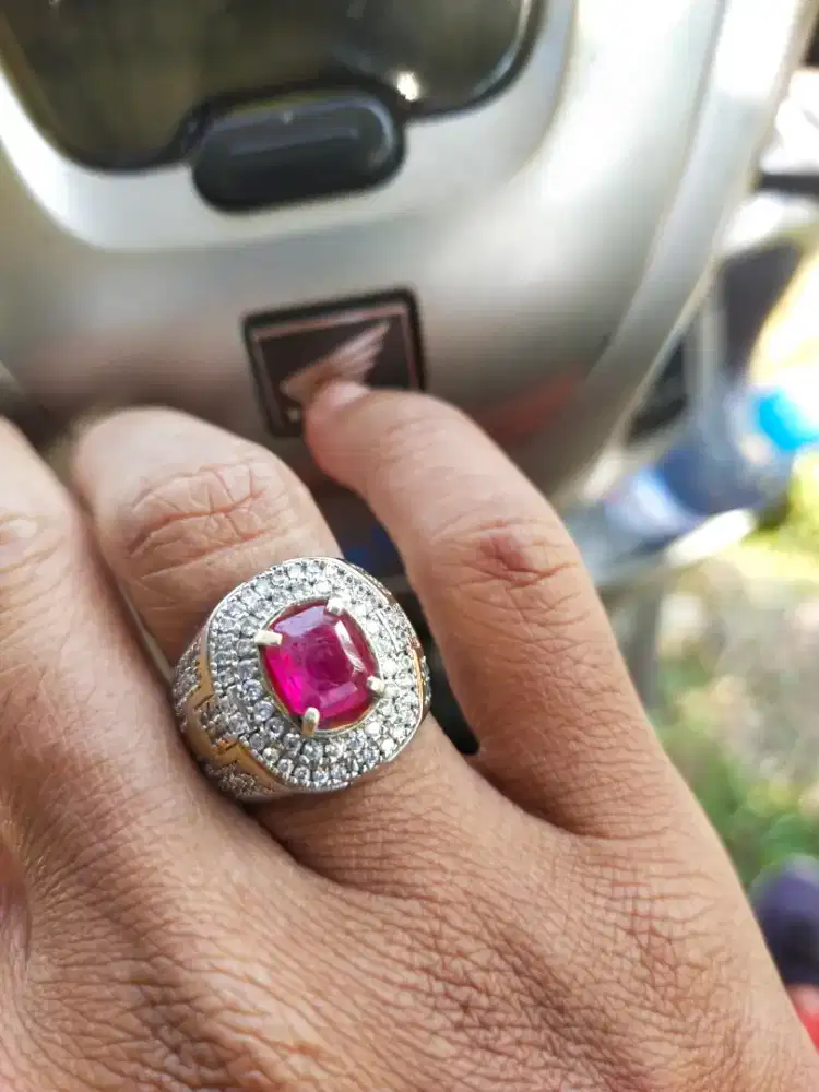 Cincin merah ruby