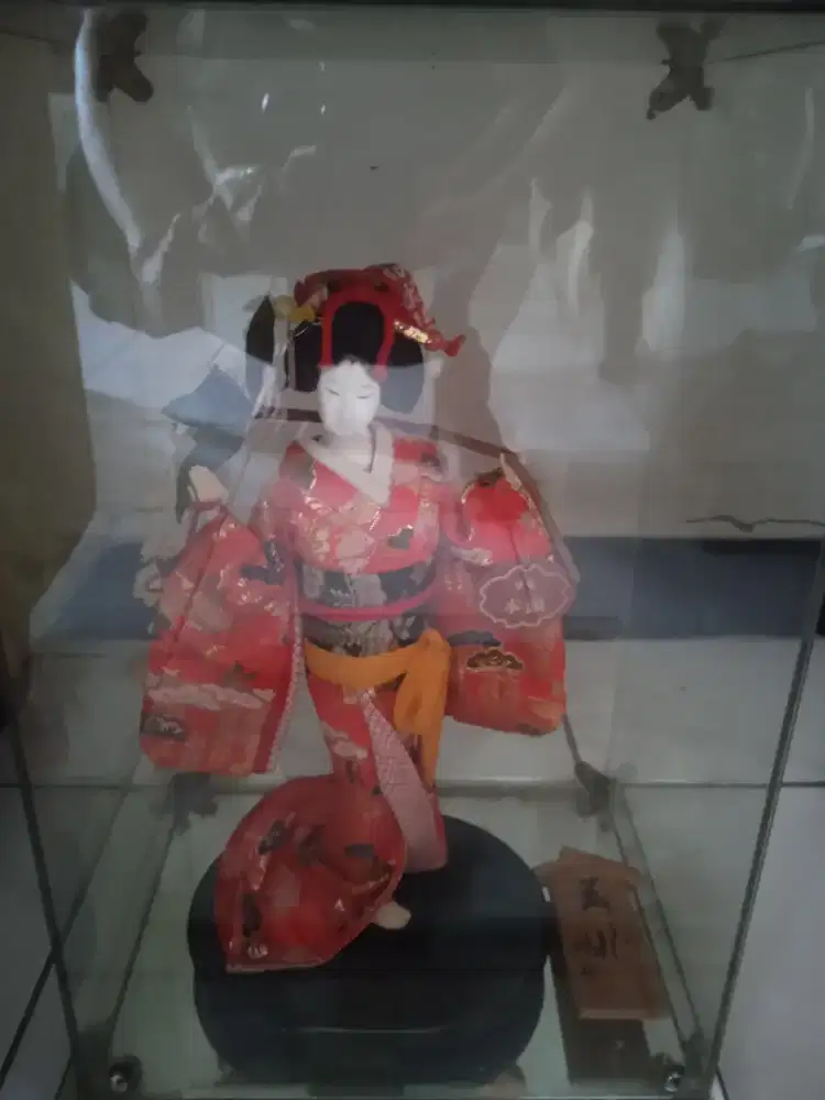 Boneka Jepang dalam kaca