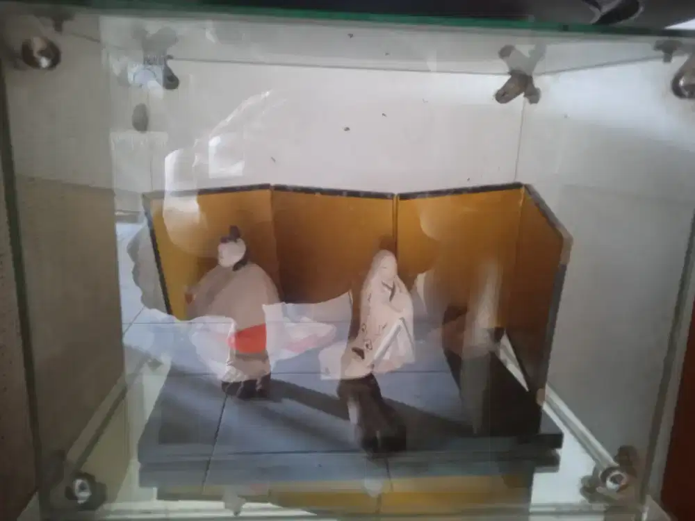 Boneka Jepang dalam kaca