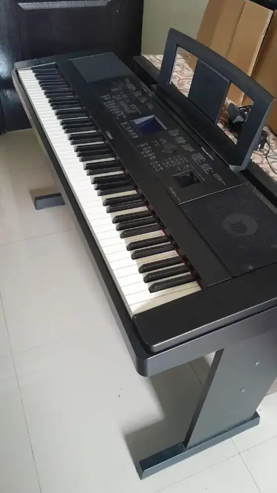 Yamaha Portable Grand DGX-660