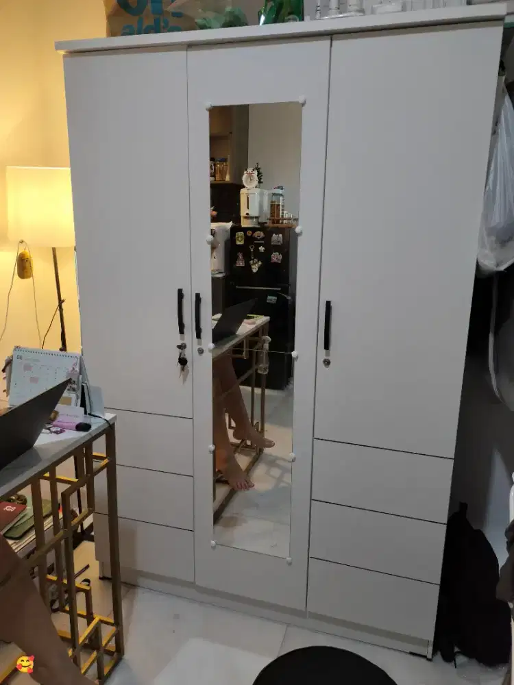 Lemari 3 pintu + kulkas 2 pintu dan meja console