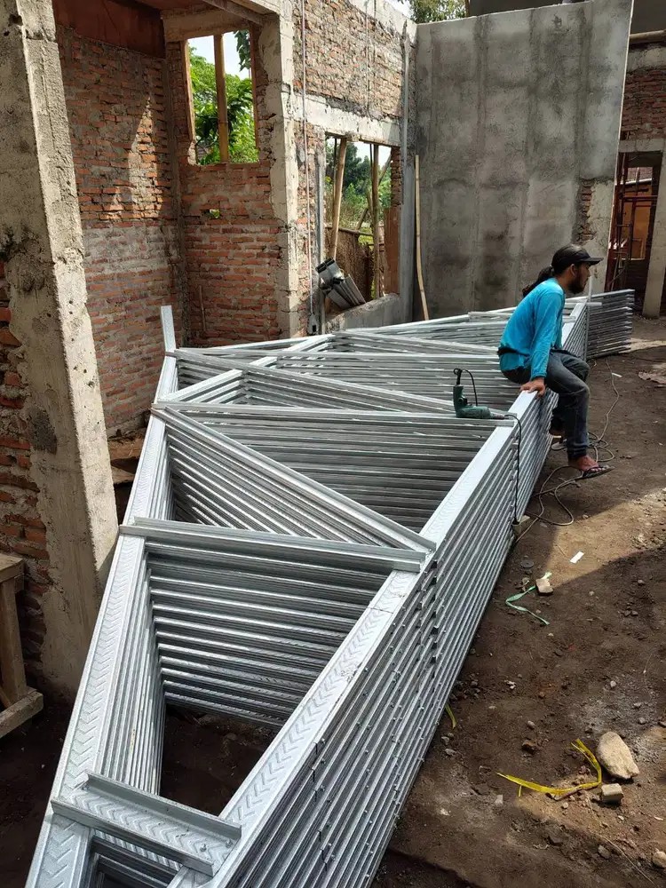 Renovasi Atap Lapuk Pakai Baja Ringan Kencana & Genteng Beton Mutiara