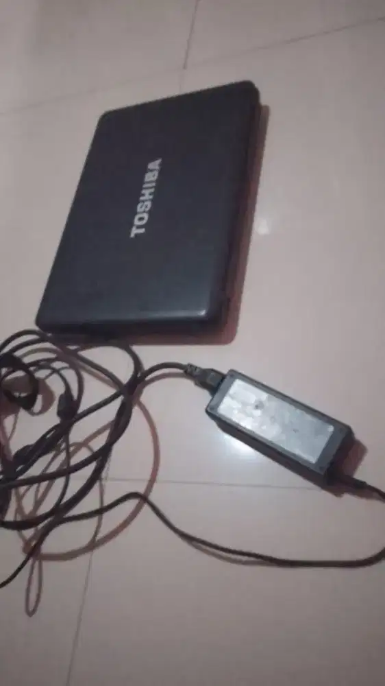Jual laptop dan charger Toshiba dan Acer minusperlu service ulang
