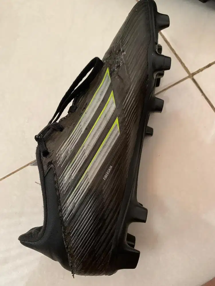 Sepatu sepak bola bekas ukuran 40 adidas f50 club original