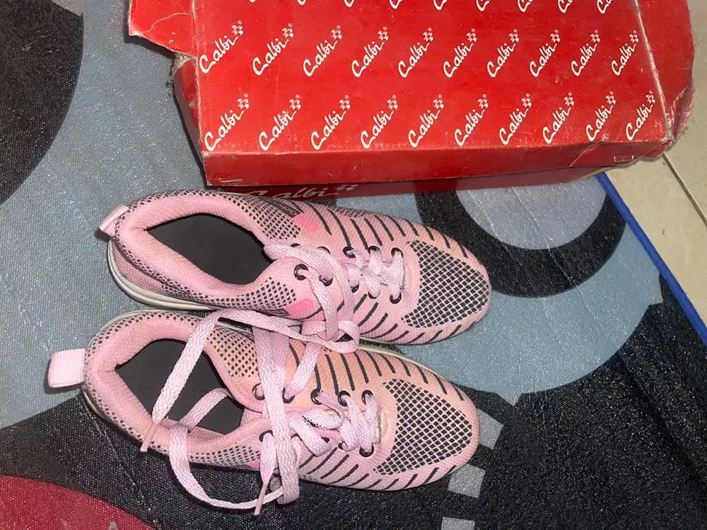 Preloved sendal dan sepatu