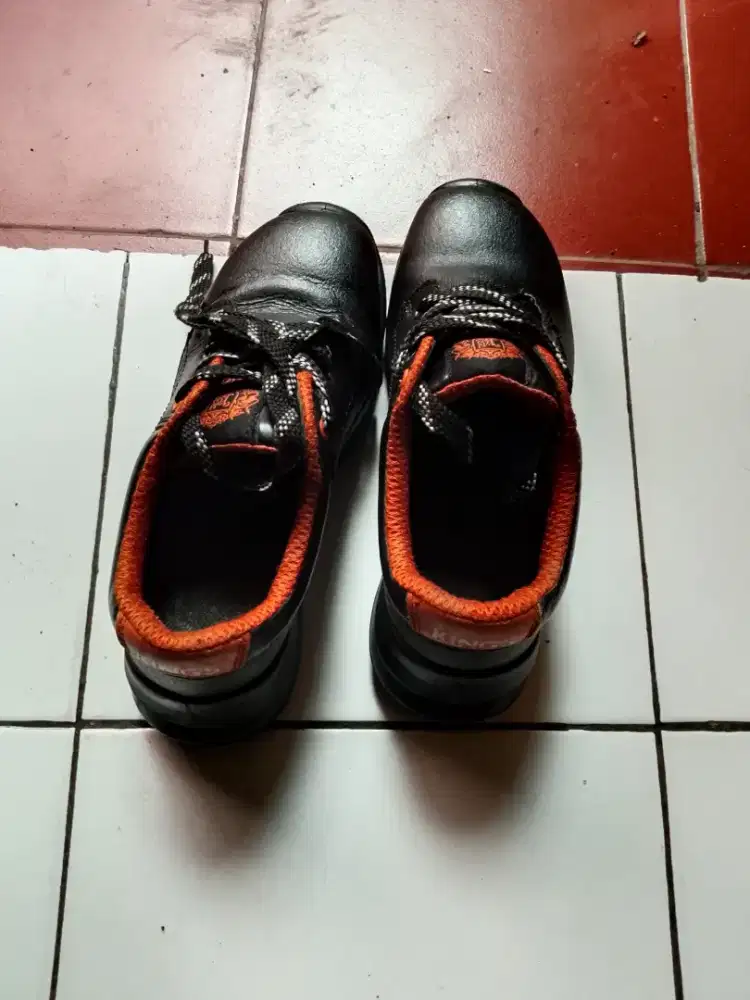 Sepatu safety king size 39