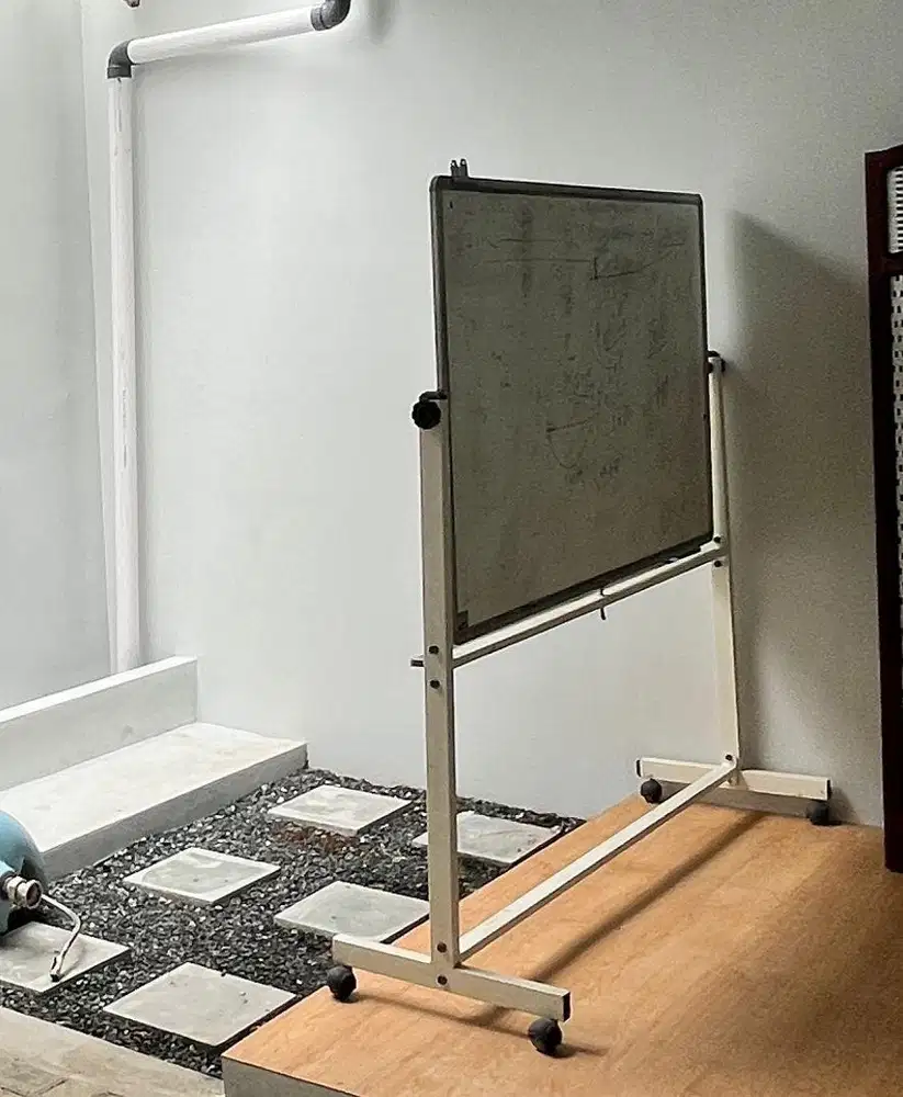 Whiteboard / papan tulis