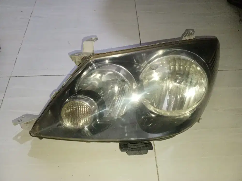 lampu depan kiri Toyota Fortuner lama orisinil