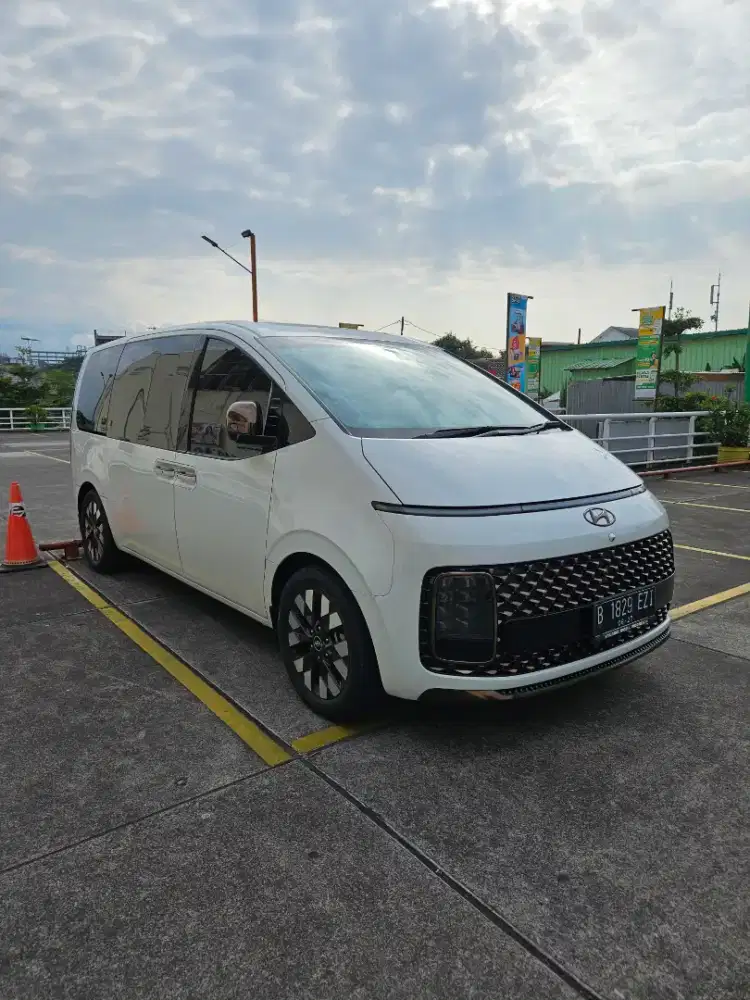 Hyundai Staria 9 seater km 25rb 2022