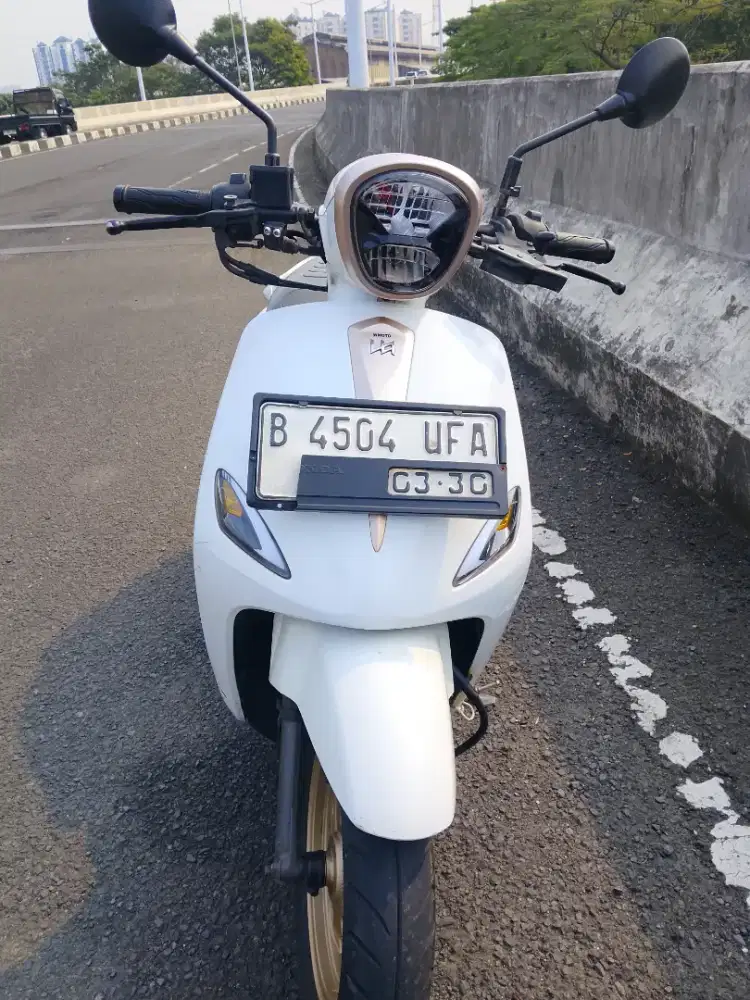WMoto series Letbe Neon 2025 Elizabeth White