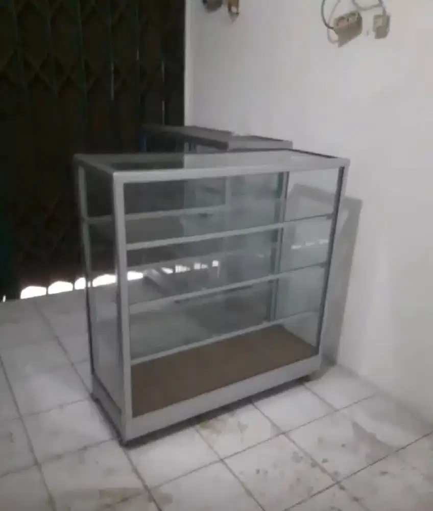 Etalase ukuran kecil-sedang.