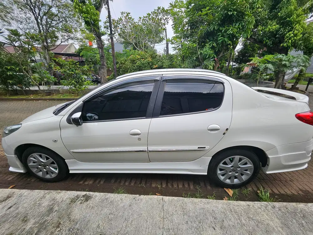 Dijual santai Peugeot 207 tipe Sportium 2012 Bensin Putih