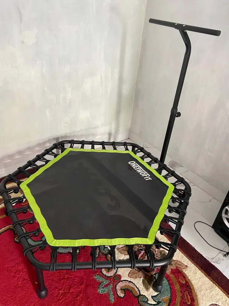 Trampolin warna hijau