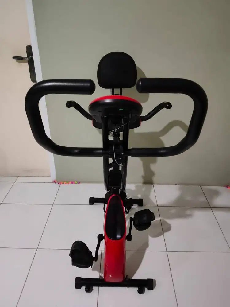 Sepeda Statis Merek BFIT Warna Merah