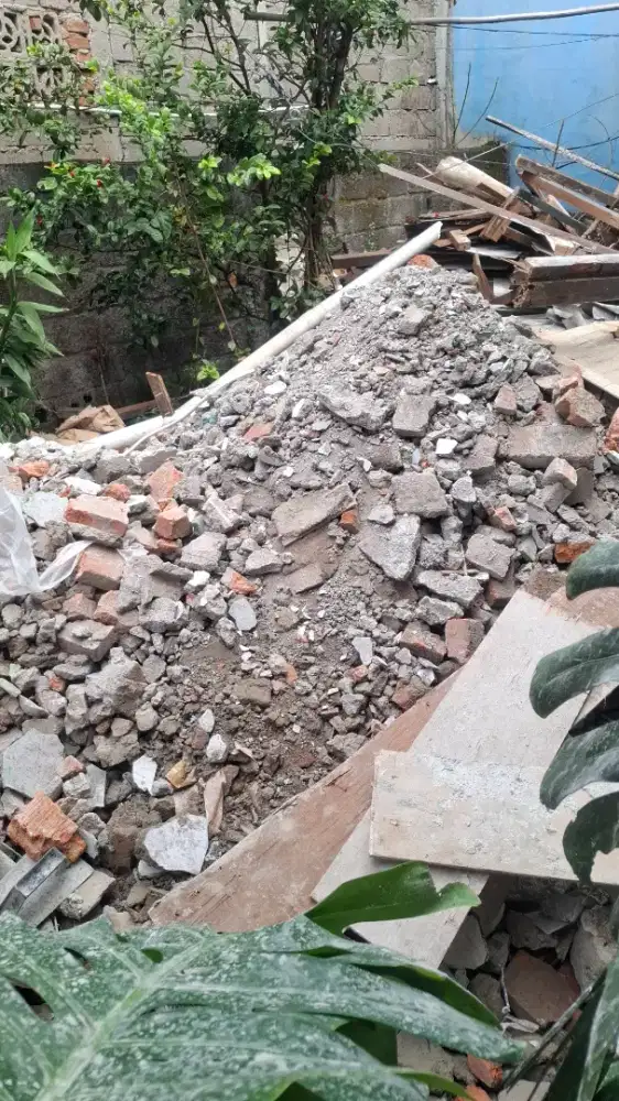 Puing batu bata dan bongkahan semen
