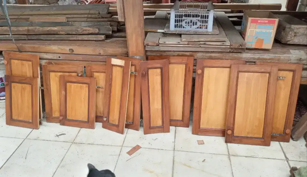 Pintu bekas lemari dapur