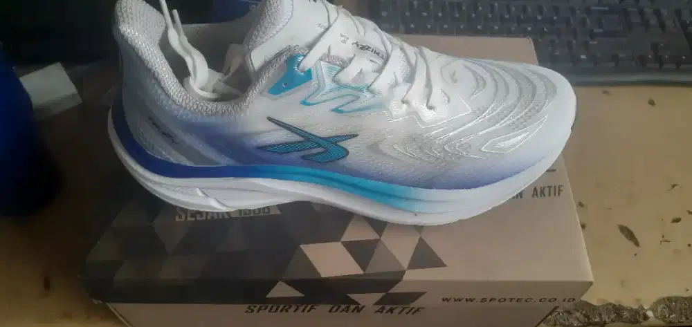 Sepatu lari spotec putih biru