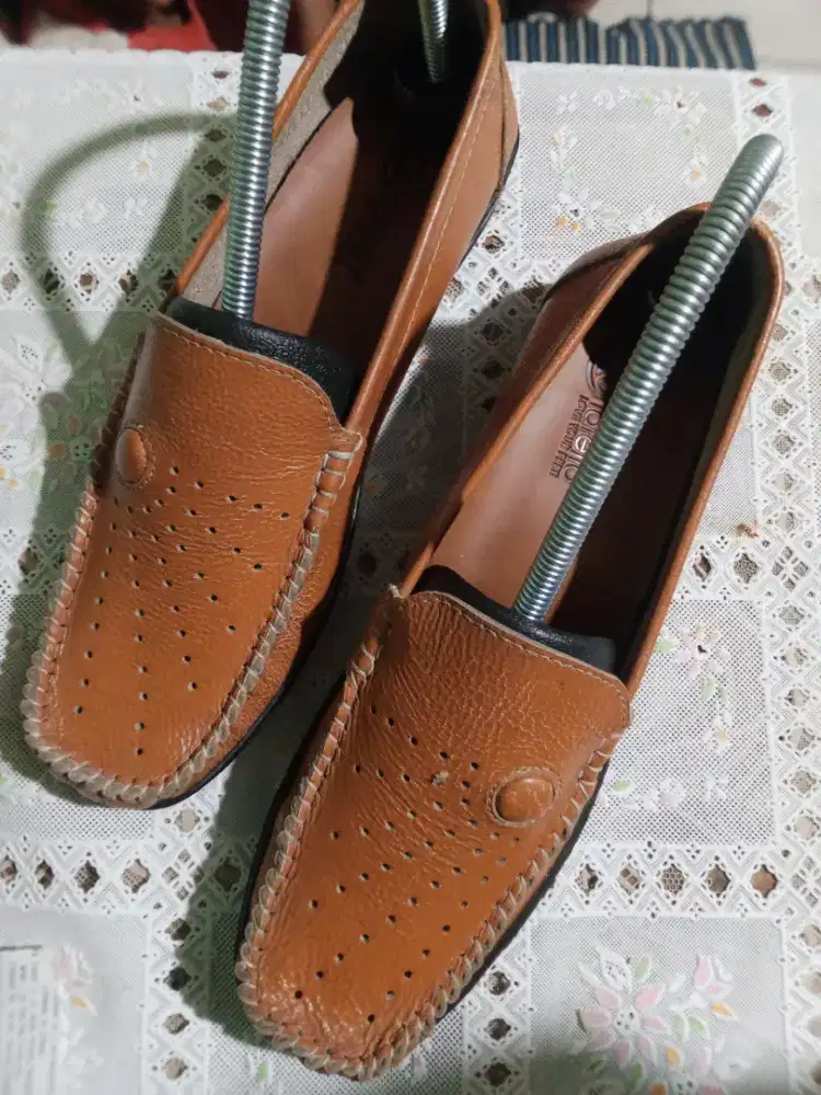 Sepatu kulit diadora