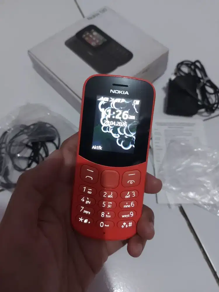 Nokia 130 Red Listening Music