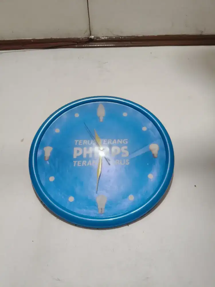 Jam dinding dari philips
