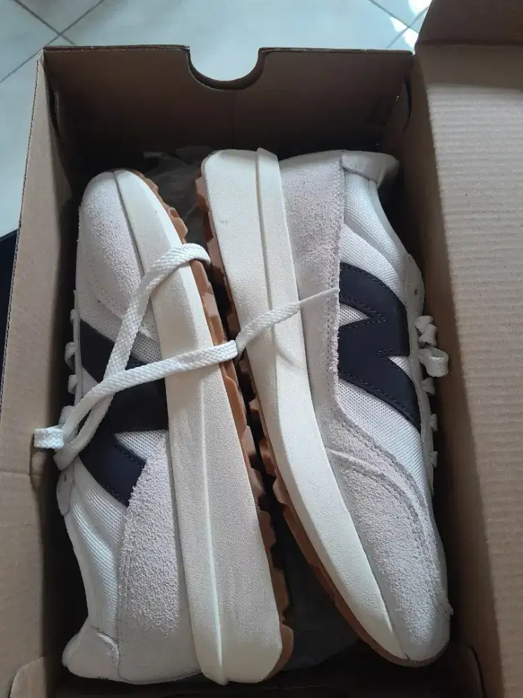 Sepatu sneakers New Balance baru warna putih abu