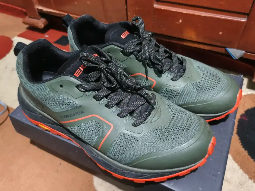 Sepatu Eiger size 42-43