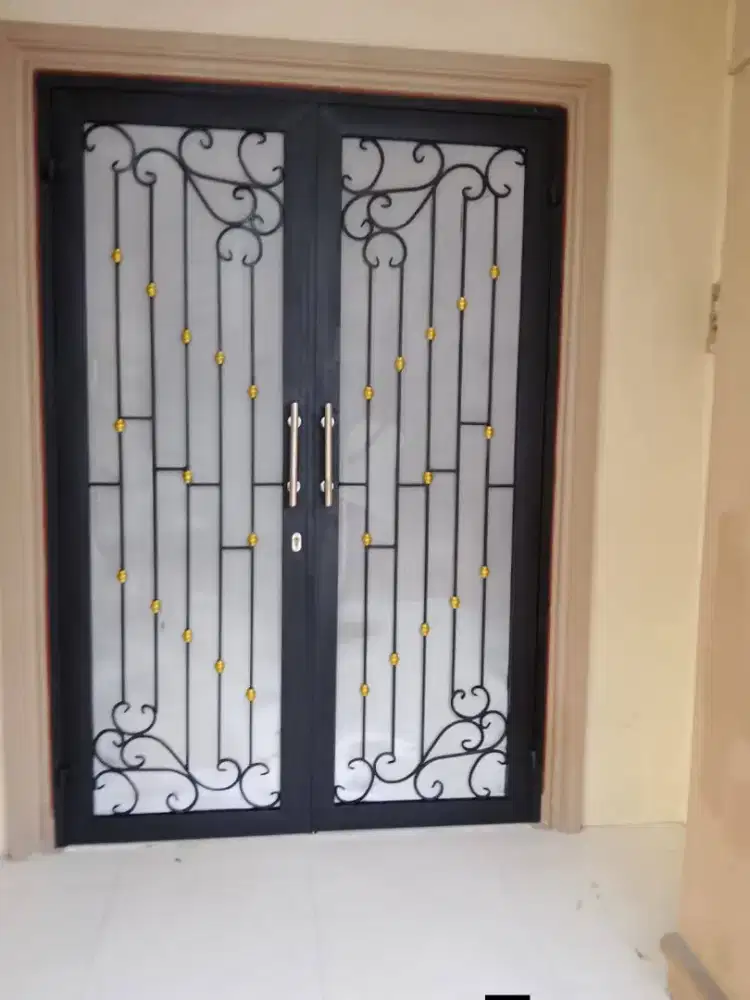 Pintu besi kelasik