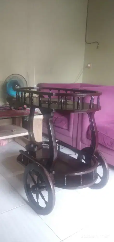 Meja troli kayu
