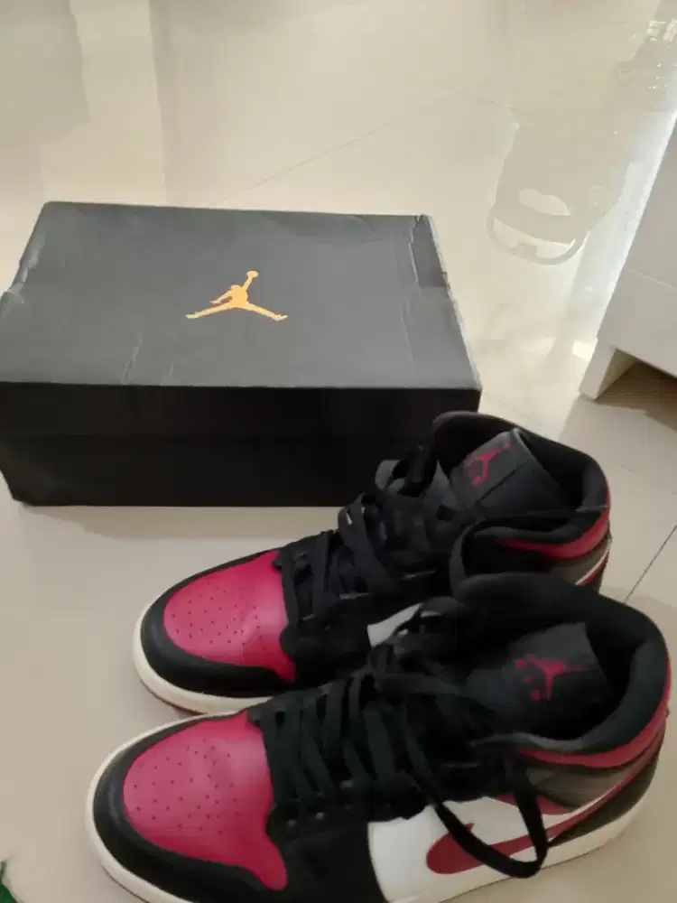 Sepatu Air Jordan 1 MID