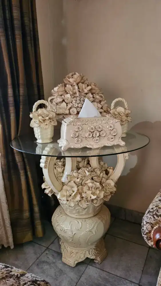 1 set Meja Keramik Italy + tempat tissue + bunga keramik
