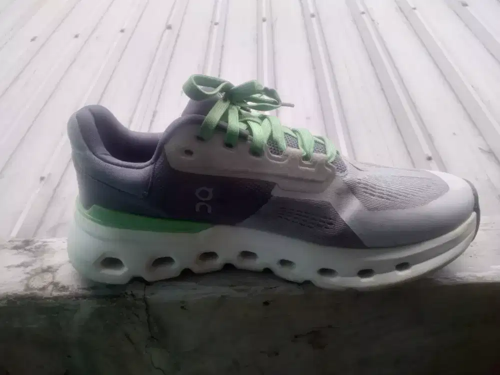 Sepatu on cloud size 43