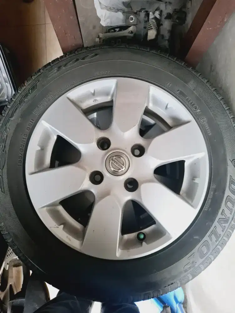 VELG dan Ban Nissan Livina OEM