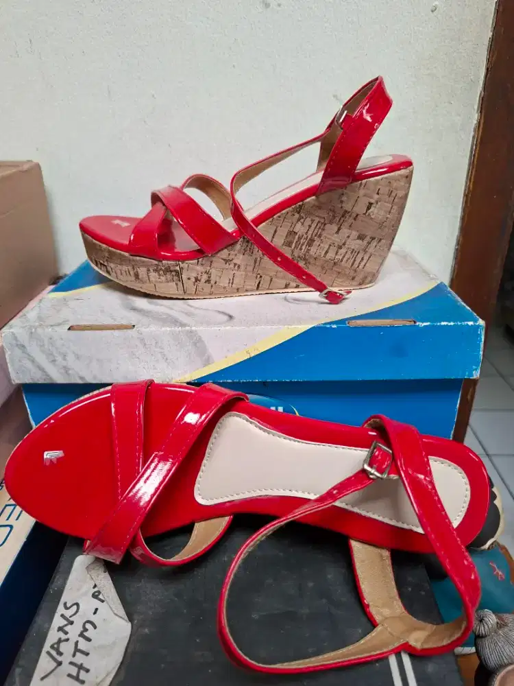 Sepatu Scholl Merah