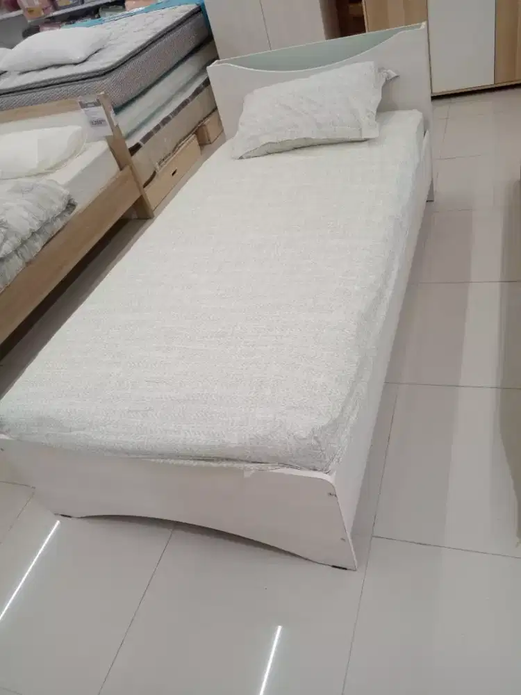 Casper bed. Tempat tidur minimalis