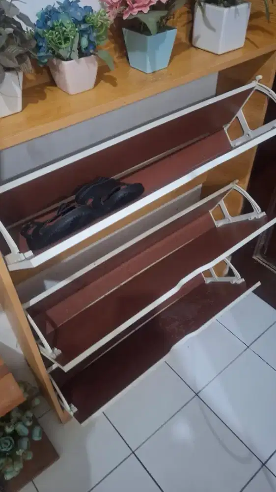 RAK SEPATU MEREK INFORMA