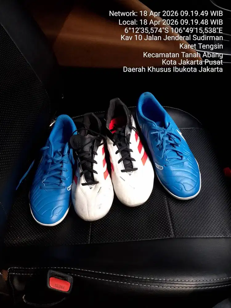 Sepatu bola Adidas dan sepatufutsal Nike