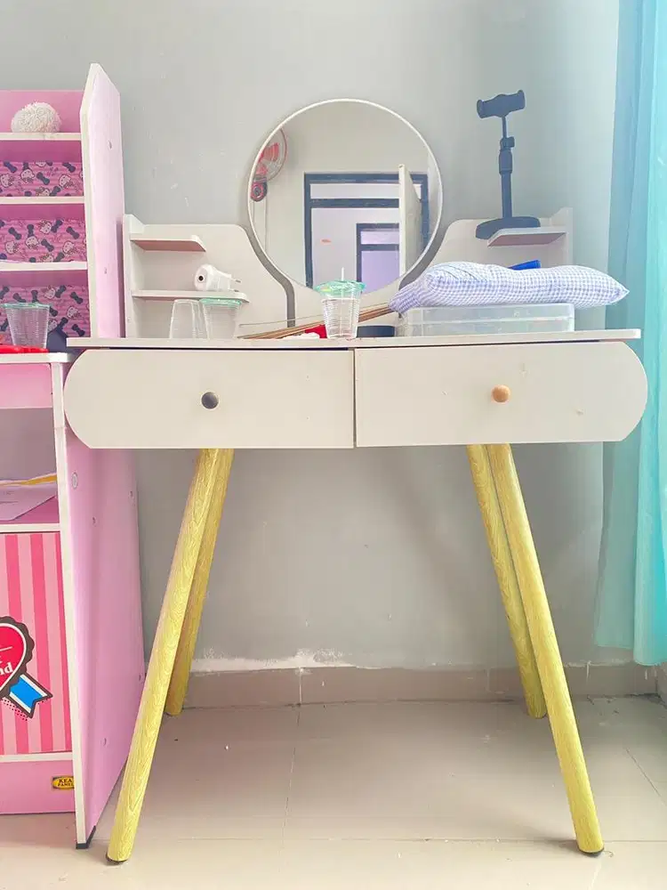 Meja rias set kursi