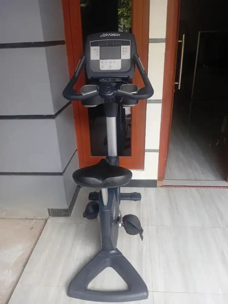 Sepeda life fitness upright