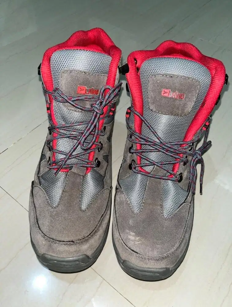 Lavio sepatu gunung