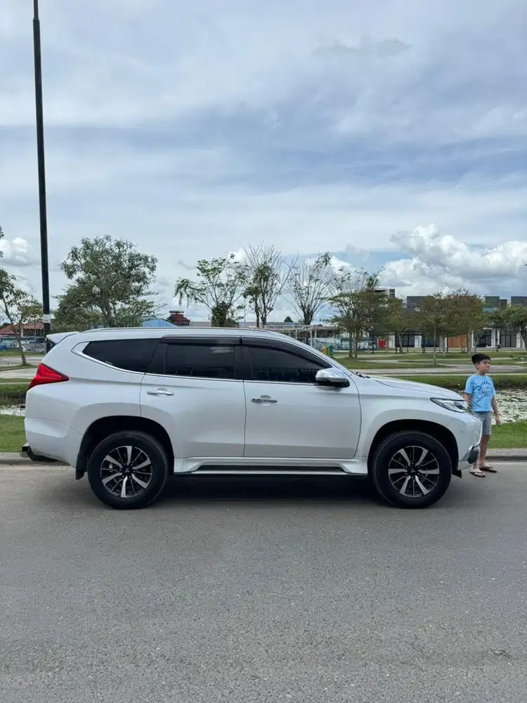 Pajero sport tipe ultimate 2019 putih solar