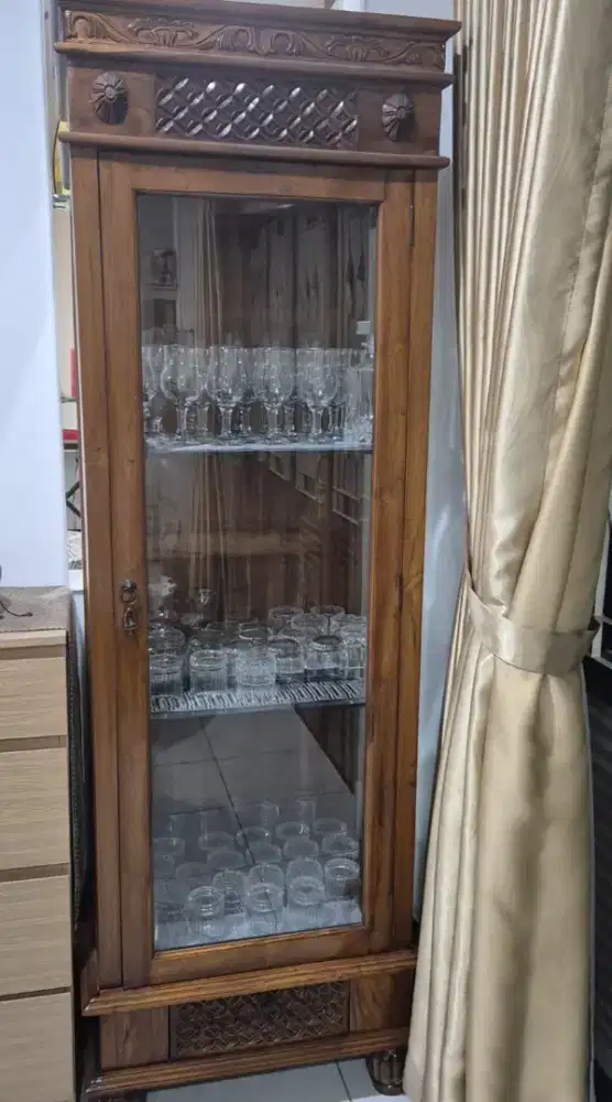 Lemari Kaca Serbaguna