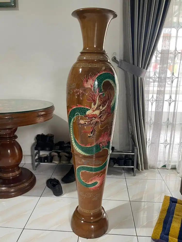 Guci antik dari kayu jati